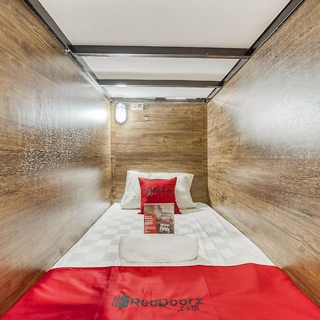 Reddoorz Hostel @ Feliz Noche Cengkareng Джакарта Екстериор снимка