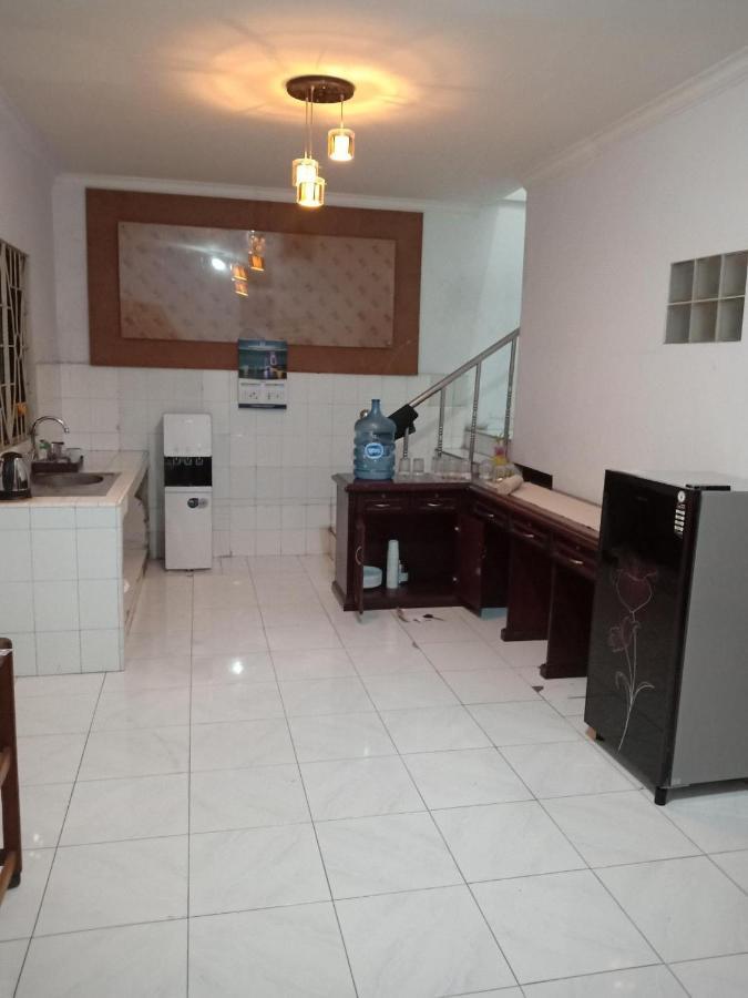 Reddoorz Hostel @ Feliz Noche Cengkareng Джакарта Екстериор снимка