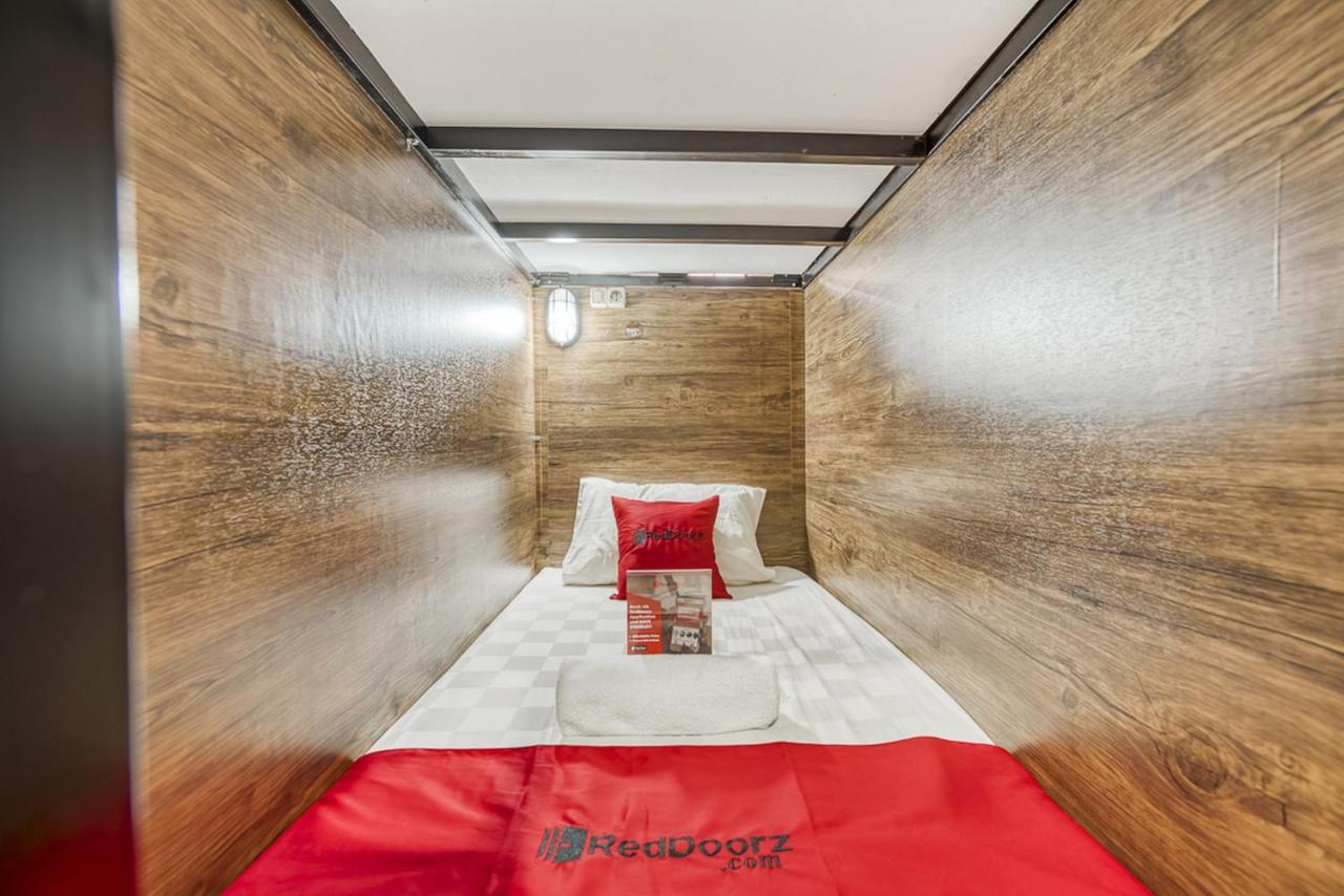 Reddoorz Hostel @ Feliz Noche Cengkareng Джакарта Екстериор снимка