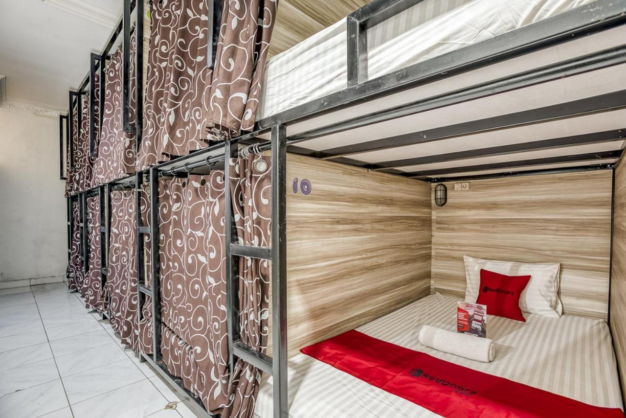 Reddoorz Hostel @ Feliz Noche Cengkareng Джакарта Хотелски Легла снимка