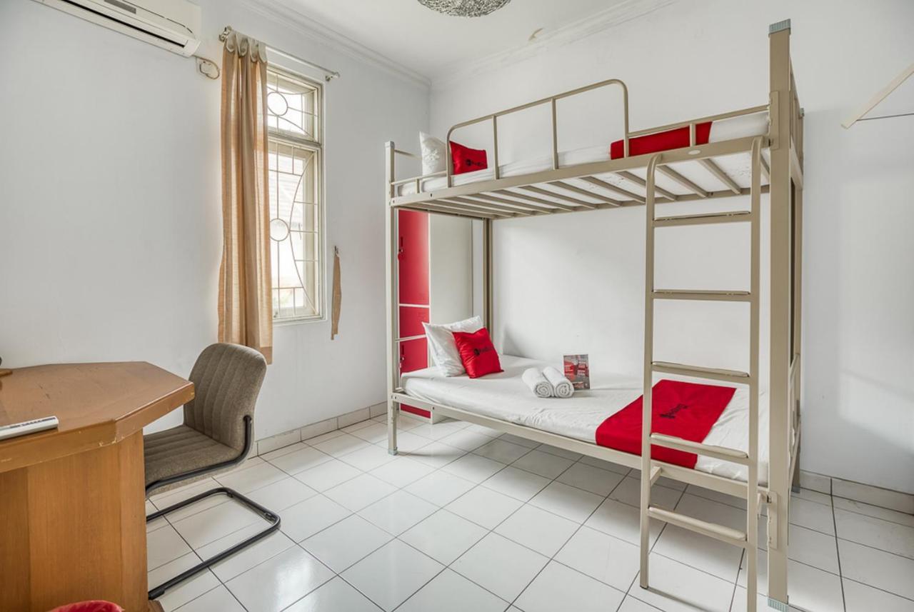 Reddoorz Hostel @ Feliz Noche Cengkareng Джакарта Хотелски Легла снимка