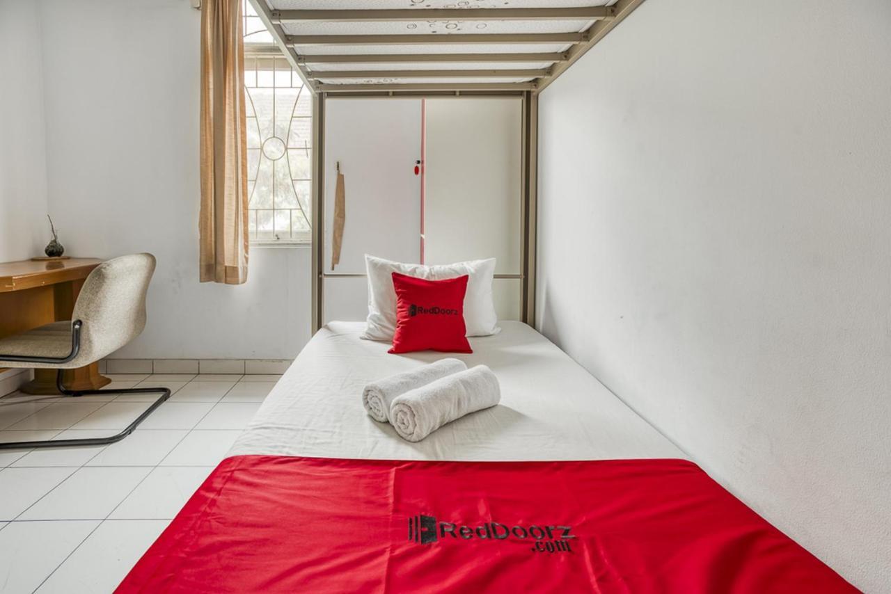 Reddoorz Hostel @ Feliz Noche Cengkareng Джакарта Екстериор снимка